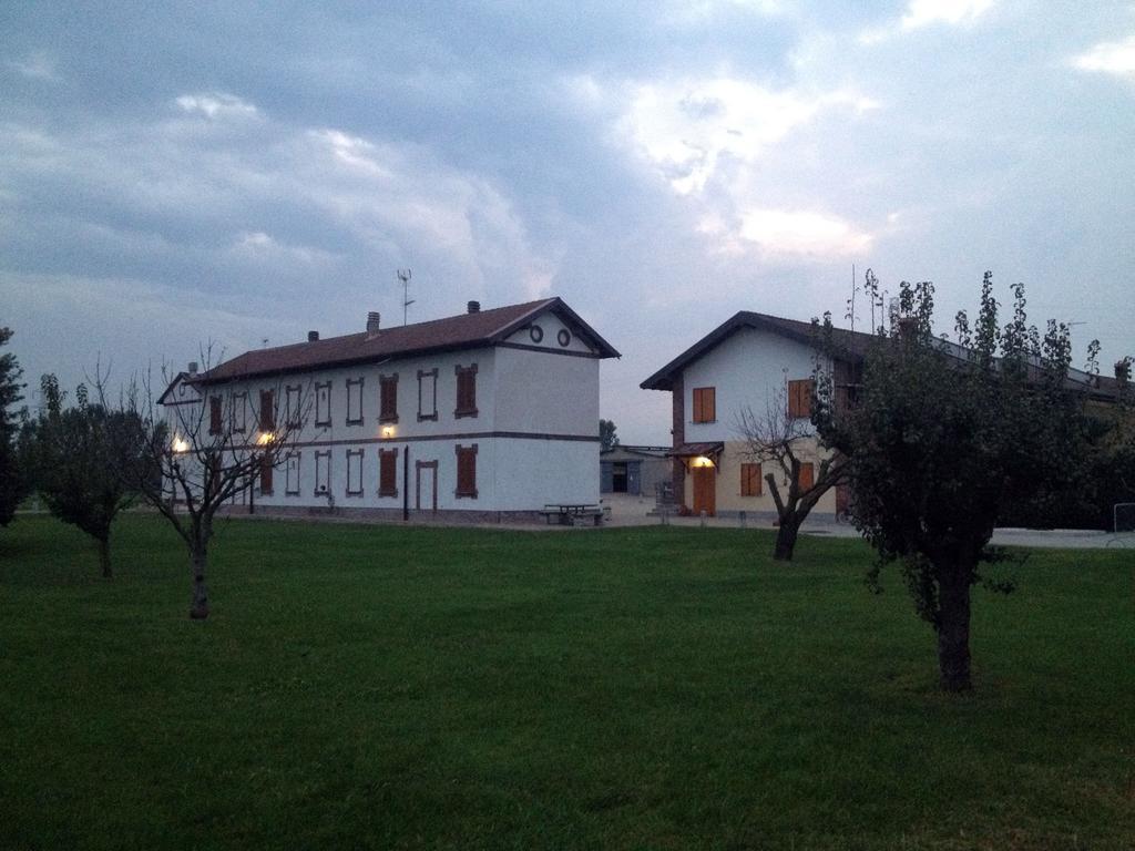 Bed And Breakfast Azienda Agricola Cascina Salazzara Magenta Buitenkant foto