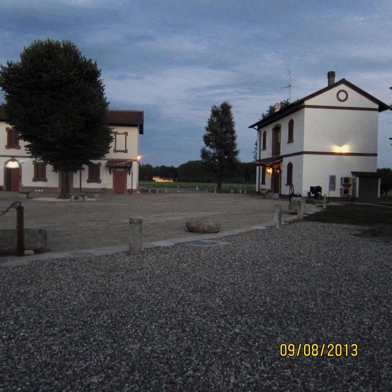 Bed And Breakfast Azienda Agricola Cascina Salazzara Magenta Buitenkant foto